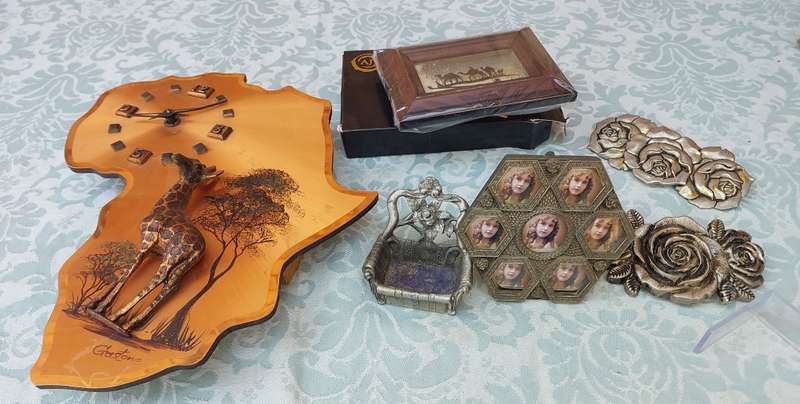 A COLLECTION OF NOVELTY ITEMS