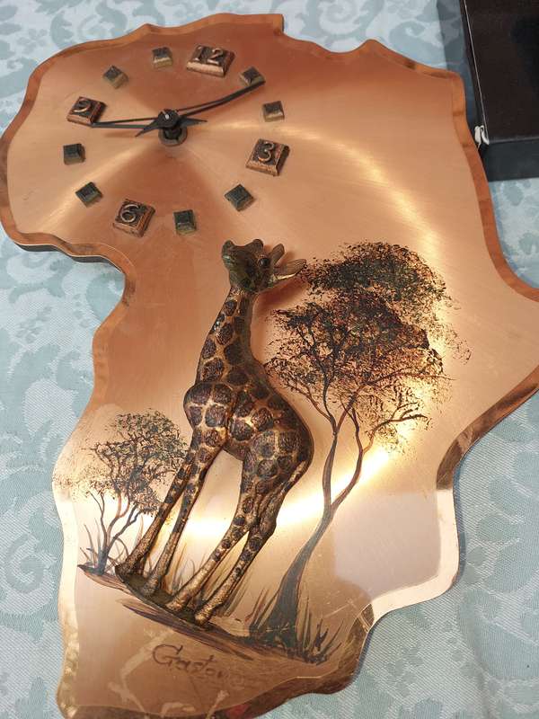 A COLLECTION OF NOVELTY ITEMS