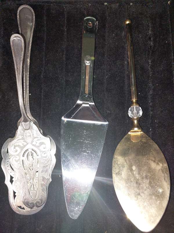 A COLLECTION OF ANTIQUE AND VINTAGE CAKE-CUTTING CUTLERY