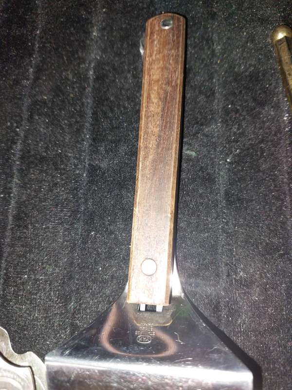 A COLLECTION OF ANTIQUE AND VINTAGE CAKE-CUTTING CUTLERY