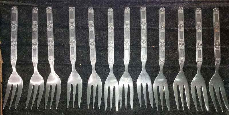 A SET OF 12 VINTAGE STAINLESS STEEL CAKE FORKS
