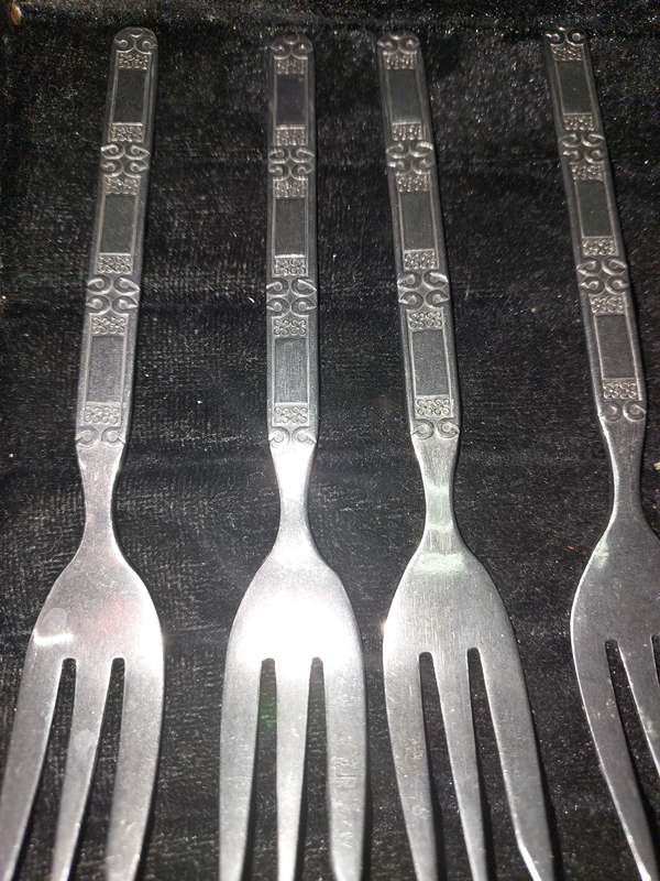 A SET OF 12 VINTAGE STAINLESS STEEL CAKE FORKS