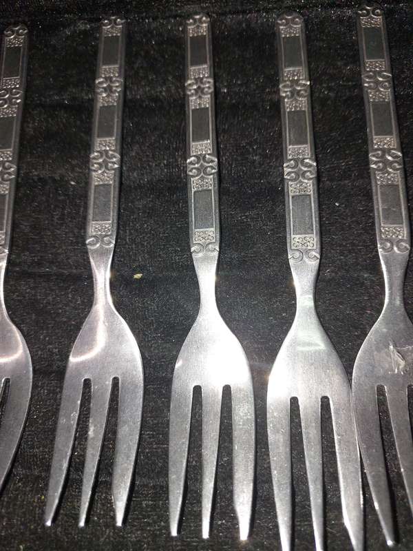 A SET OF 12 VINTAGE STAINLESS STEEL CAKE FORKS
