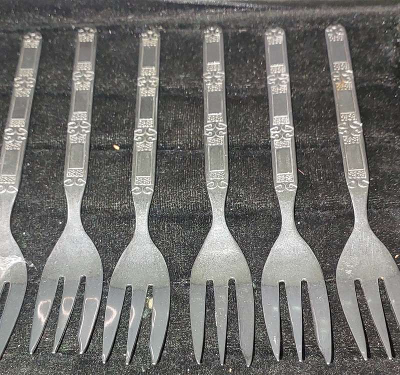 A SET OF 12 VINTAGE STAINLESS STEEL CAKE FORKS
