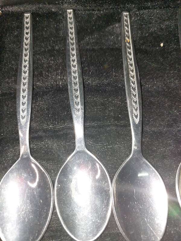 A SET OF 12 VINTAGE TEASPOONS OF STAINLESS STEEL