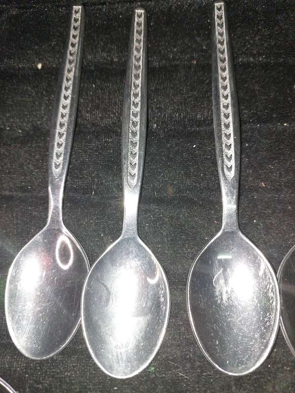 A SET OF 12 VINTAGE TEASPOONS OF STAINLESS STEEL
