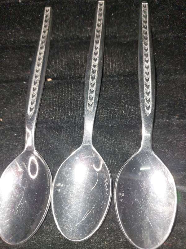 A SET OF 12 VINTAGE TEASPOONS OF STAINLESS STEEL