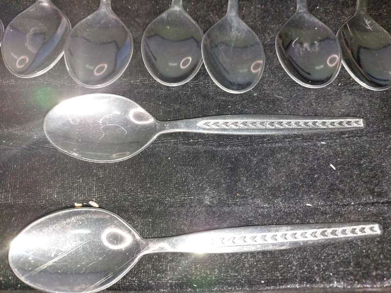 A SET OF 12 VINTAGE TEASPOONS OF STAINLESS STEEL