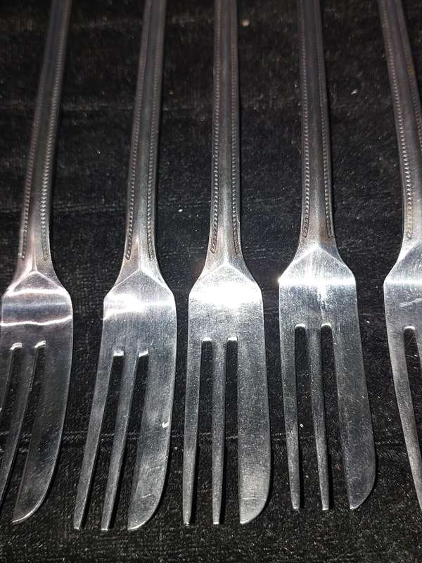 A SET OF 7 STAINLESS STEEL BELLERINA TWIST CAKE FORKS