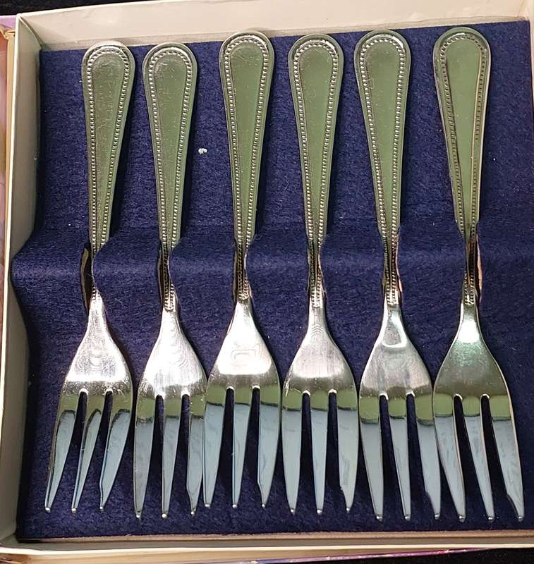 AN ORIGINAL SET OF 6 REGAL CUTLERY CAKE FORKS