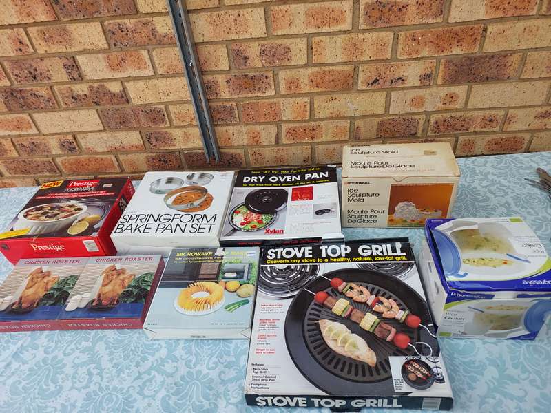 A VINTAGE JOBLOT COLLECTION OF KITCHEN UTENSILS