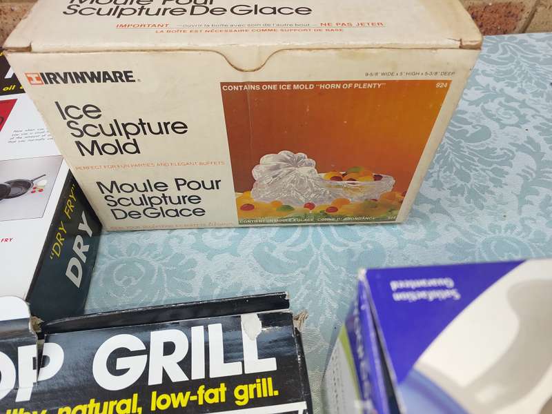 A VINTAGE JOBLOT COLLECTION OF KITCHEN UTENSILS