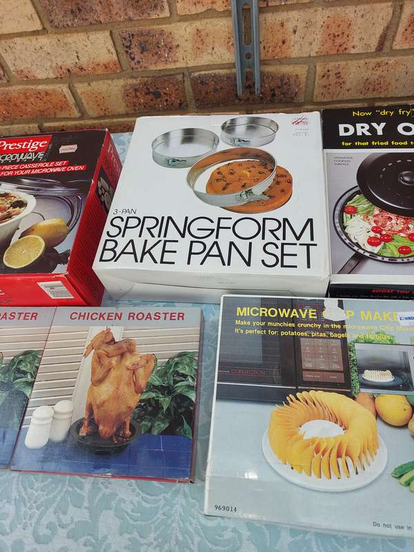 A VINTAGE JOBLOT COLLECTION OF KITCHEN UTENSILS