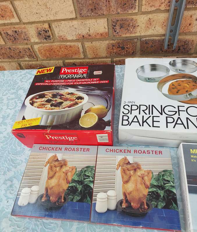A VINTAGE JOBLOT COLLECTION OF KITCHEN UTENSILS