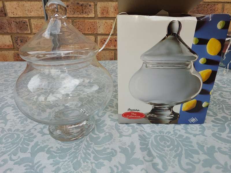 AN ART DECOR BLOWN GLASS JAR  BY PASABAHCE SOLD AS IS