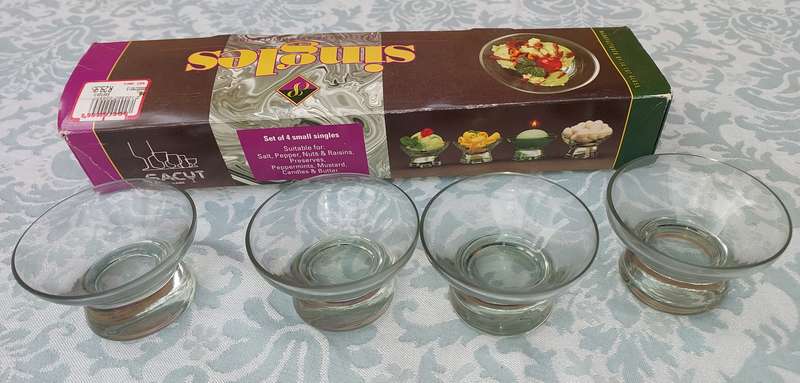 A SET OF 4 SINGLES ART DECOR GLASS SERVING BOWLS
