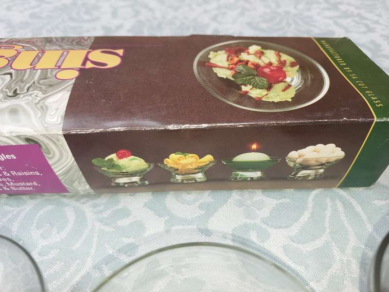A SET OF 4 SINGLES ART DECOR GLASS SERVING BOWLS