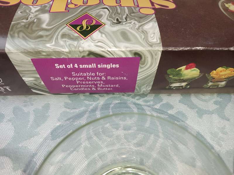 A SET OF 4 SINGLES ART DECOR GLASS SERVING BOWLS