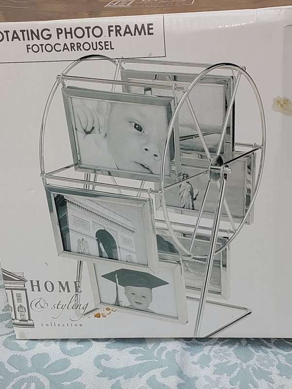 A PHOTO CARROUSEL SOLD AS IS