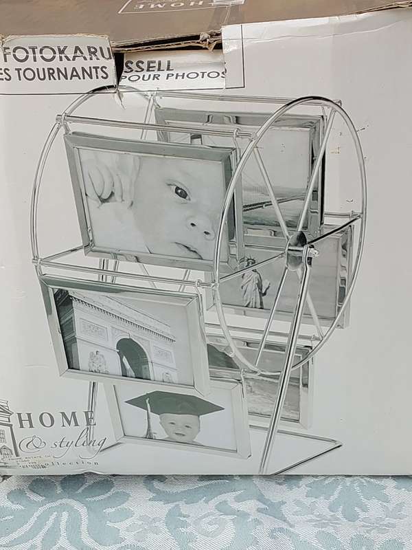 A PHOTO CARROUSEL SOLD AS IS