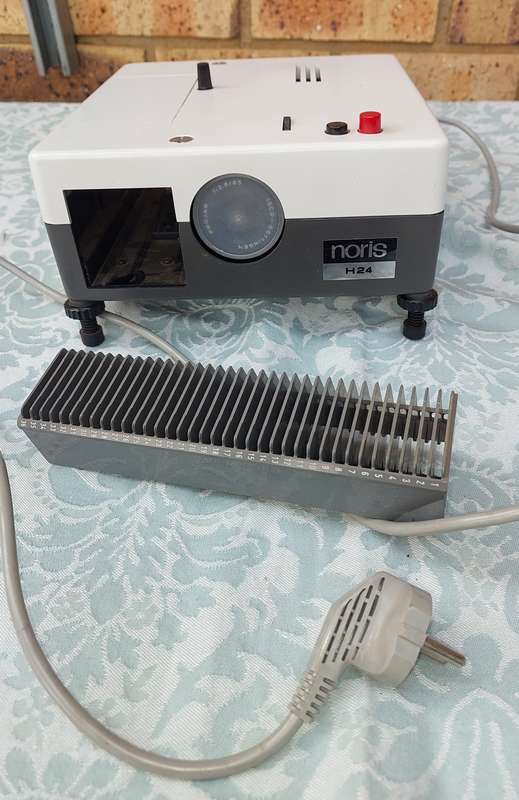 A VINTAGE NORIS H24 SLIDE PROJECTOR MADE IN GERMANY