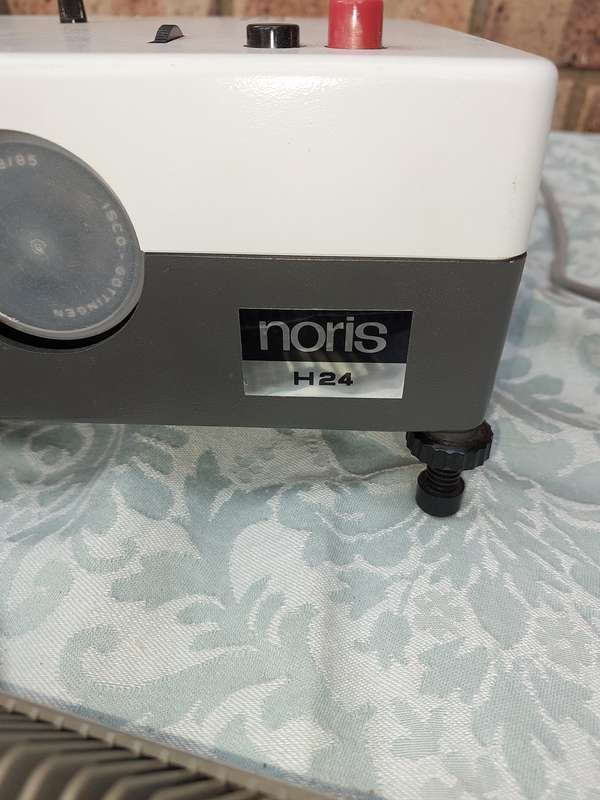 A VINTAGE NORIS H24 SLIDE PROJECTOR MADE IN GERMANY