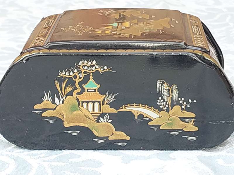 A VINTAGE20TH CENTURY LACQUERED WITH A JAPANESE GARDEN THEME CIGARETTE BOX