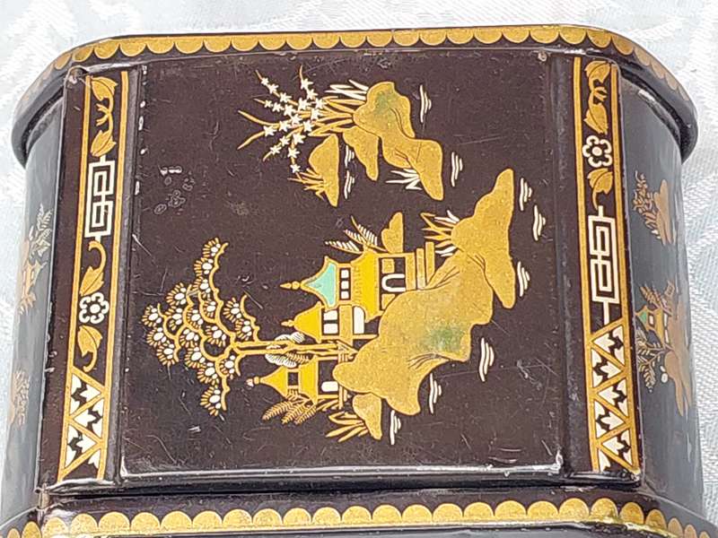 A VINTAGE20TH CENTURY LACQUERED WITH A JAPANESE GARDEN THEME CIGARETTE BOX