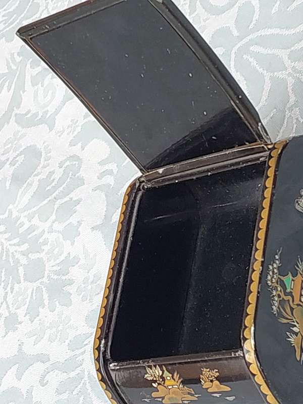 A VINTAGE20TH CENTURY LACQUERED WITH A JAPANESE GARDEN THEME CIGARETTE BOX