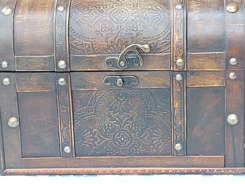 A VINTAGE WOODEN PIRATES JEWELRY CHEST