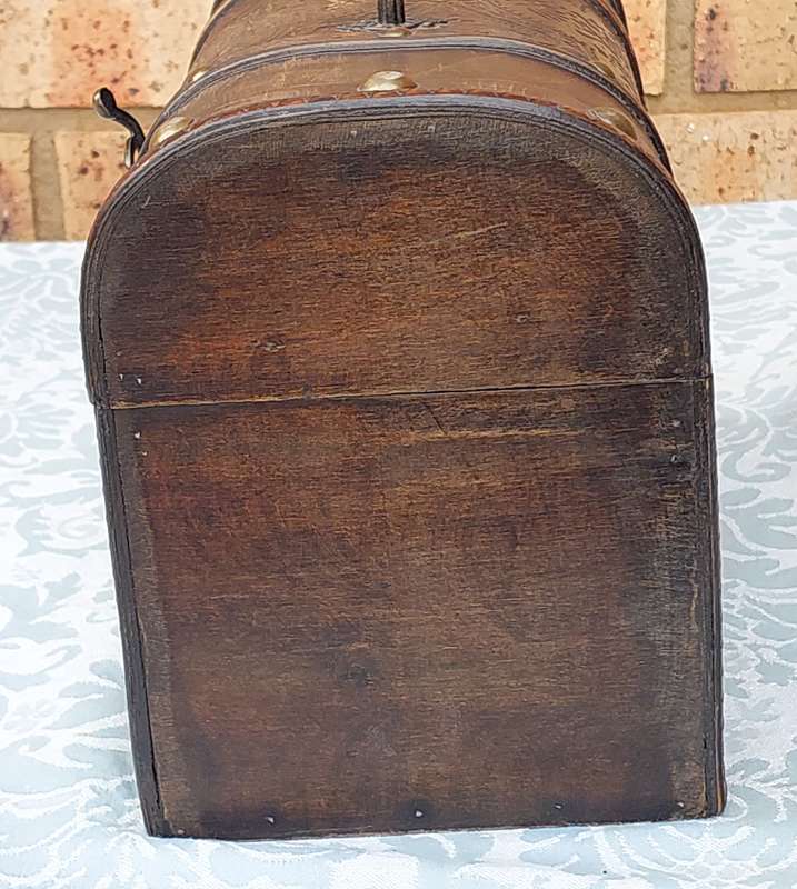 A VINTAGE WOODEN PIRATES JEWELRY CHEST
