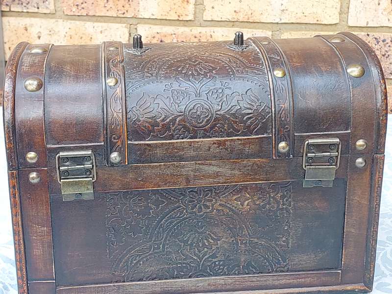 A VINTAGE WOODEN PIRATES JEWELRY CHEST