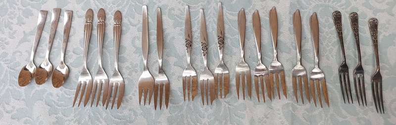 A BULK VINTAGE AND ANTIQUE COLLECTION CAKE FORKS AND DESERT SPOONS