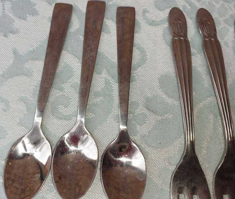A BULK VINTAGE AND ANTIQUE COLLECTION CAKE FORKS AND DESERT SPOONS