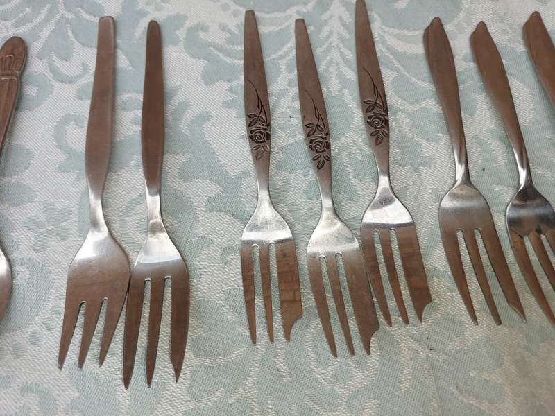 A BULK VINTAGE AND ANTIQUE COLLECTION CAKE FORKS AND DESERT SPOONS