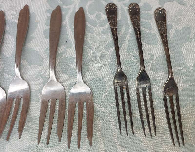 A BULK VINTAGE AND ANTIQUE COLLECTION CAKE FORKS AND DESERT SPOONS