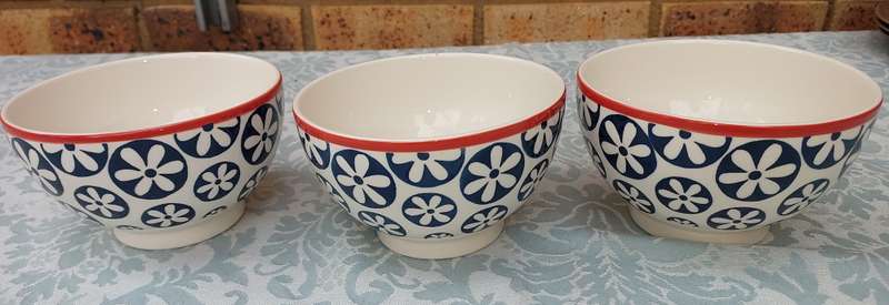 A SET OF 3 CEREAL BOWLS BY WOOLWORTHS