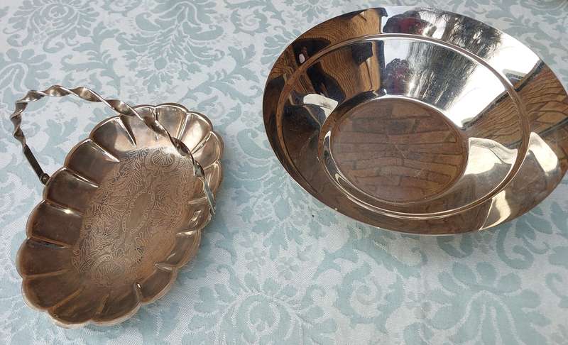A COLLECTION OF KITCHEN UTENSILS SOLD AS IS