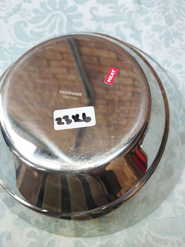 A COLLECTION OF KITCHEN UTENSILS SOLD AS IS