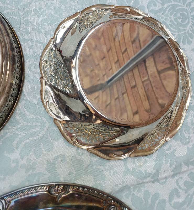 A VINTAGE JOBLOT SILVERPLATED SERVING TRAYS