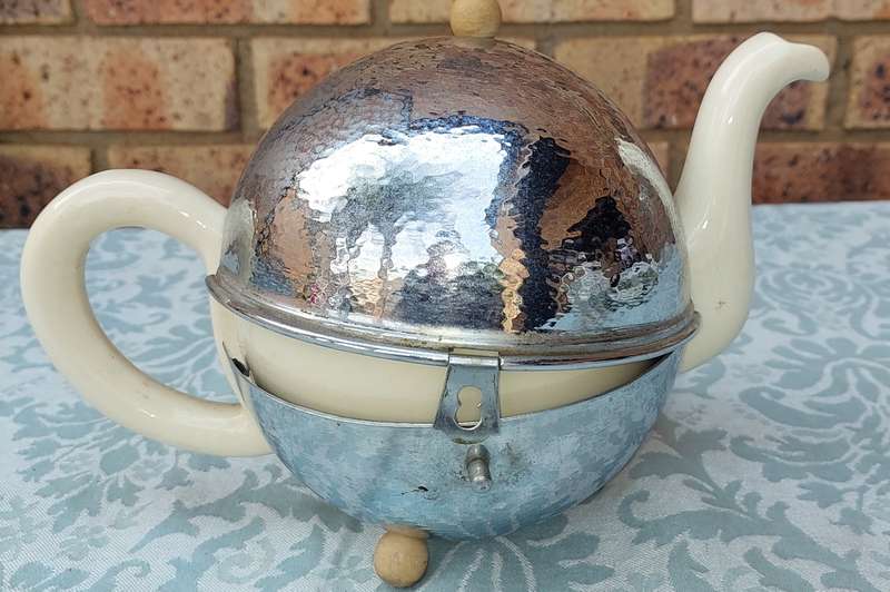 AN ART DECOR RARE 1930'S CERAMIC AND CHROME INSULATED TEA POT
