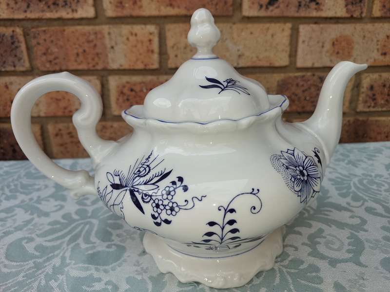 A VINTAGE FLORAL PATTERN CERAMIC TEA JUG BY HUGUENOT MADE IN RSA