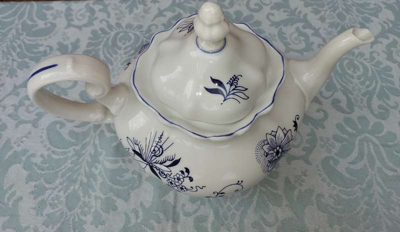 A VINTAGE FLORAL PATTERN CERAMIC TEA JUG BY HUGUENOT MADE IN RSA