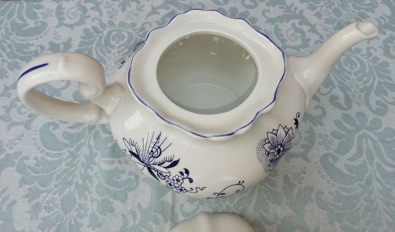 A VINTAGE FLORAL PATTERN CERAMIC TEA JUG BY HUGUENOT MADE IN RSA