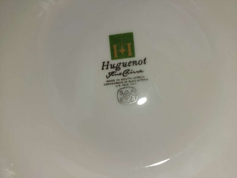 A VINTAGE FLORAL PATTERN CERAMIC TEA JUG BY HUGUENOT MADE IN RSA