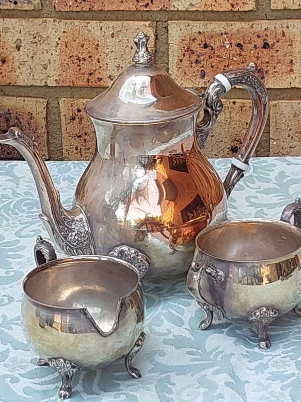 AN ANTIQUE TEA JUG, A SUGAR AND MILK SET