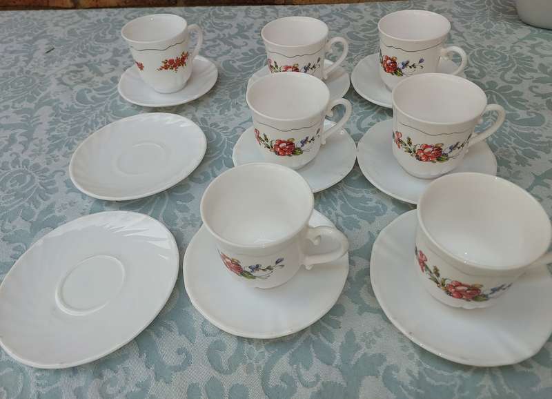 A SET OF SIX PORCELAIN TEACUPS AND SAUCERS