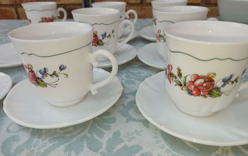 A SET OF SIX PORCELAIN TEACUPS AND SAUCERS