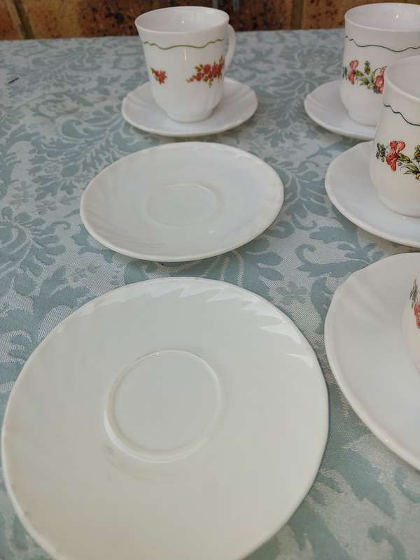 A SET OF SIX PORCELAIN TEACUPS AND SAUCERS