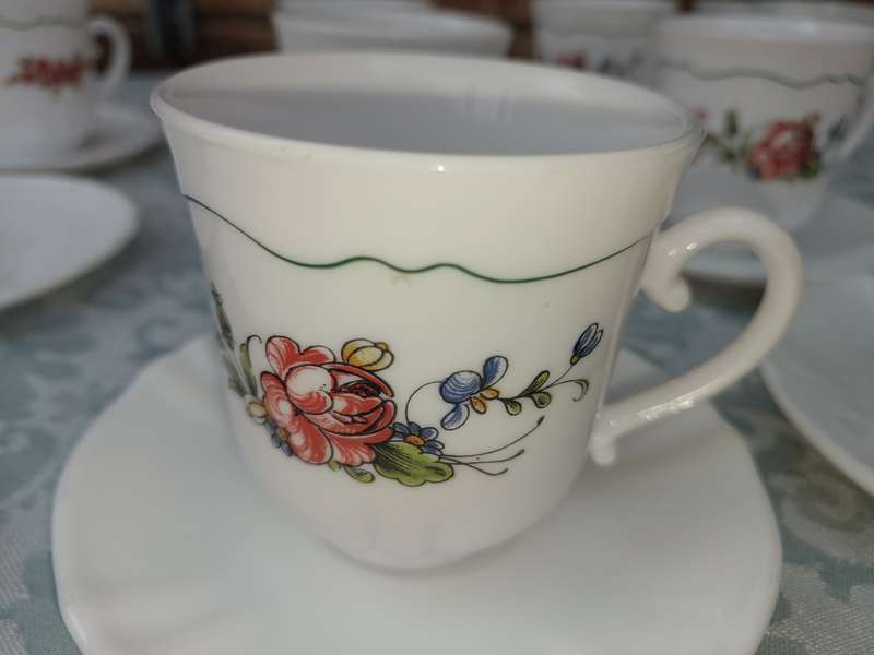 A SET OF SIX PORCELAIN TEACUPS AND SAUCERS